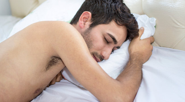 alvó ember meztelenül a péniszével